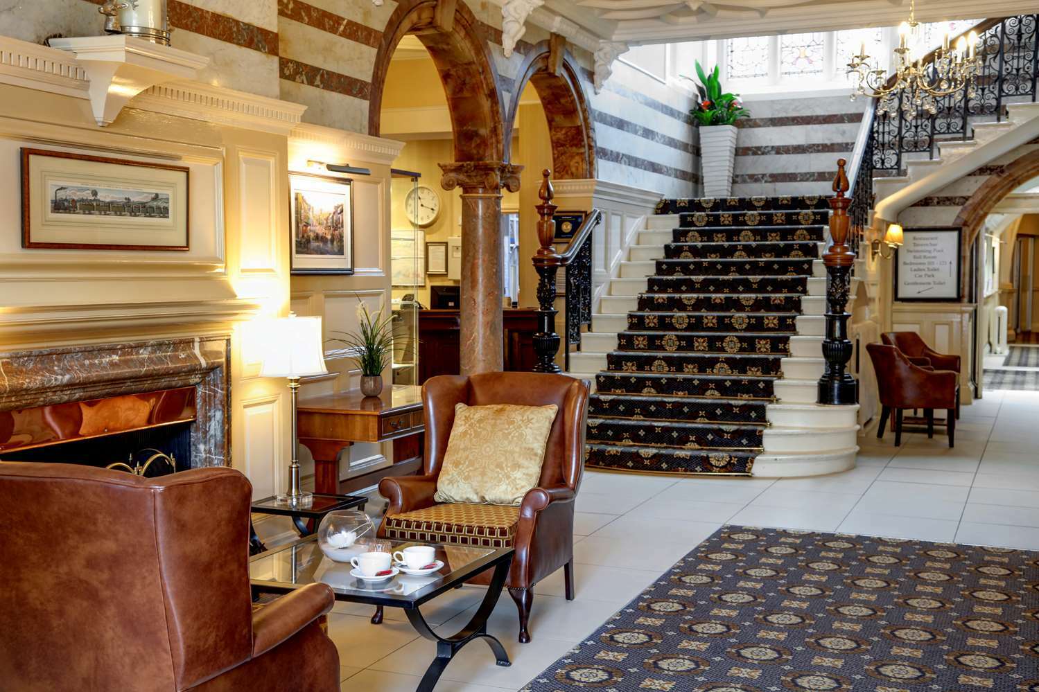 Crown & Mitre Hotel Карлайл Интериор снимка